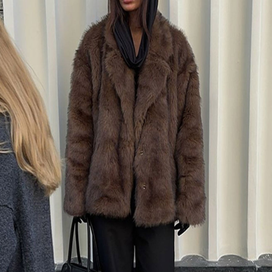 Faux fur coat with polo collar and solid color.