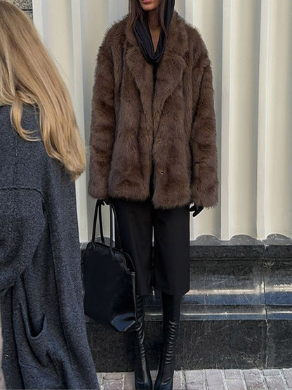 Faux fur coat with polo collar and solid color.