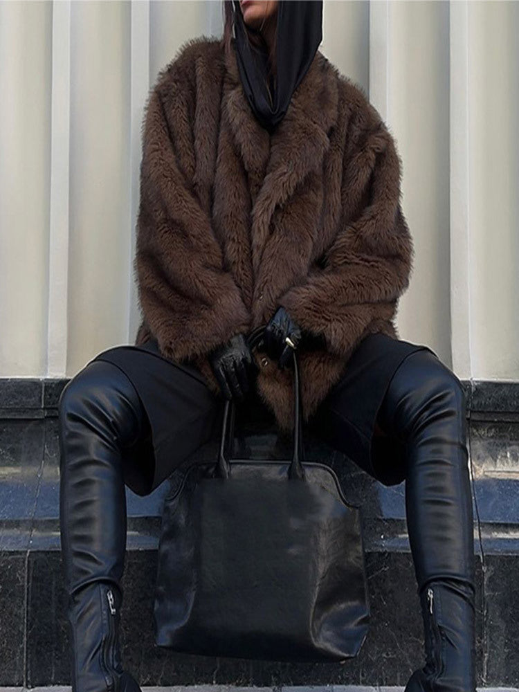 Faux fur coat with polo collar and solid color.