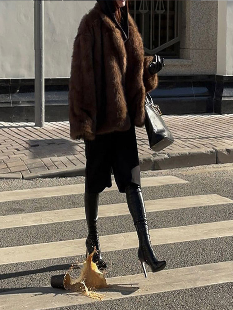Faux fur coat with polo collar and solid color.
