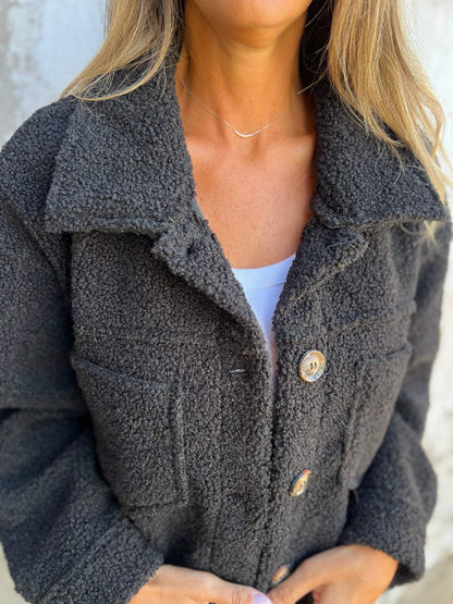 Manteau en laine d'agneau à col pour femme.